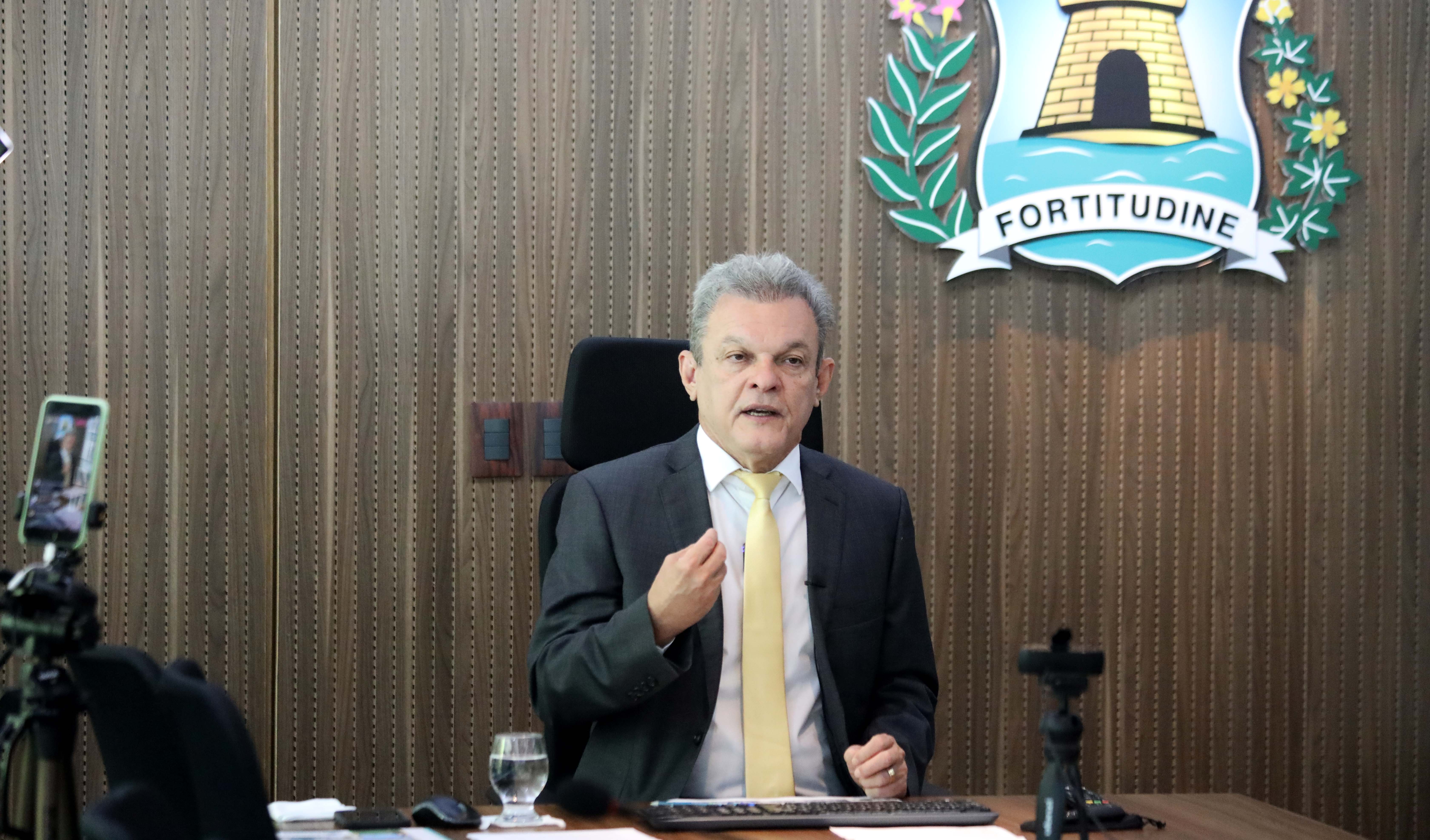 prefeito josé sarto fala para uma câmera